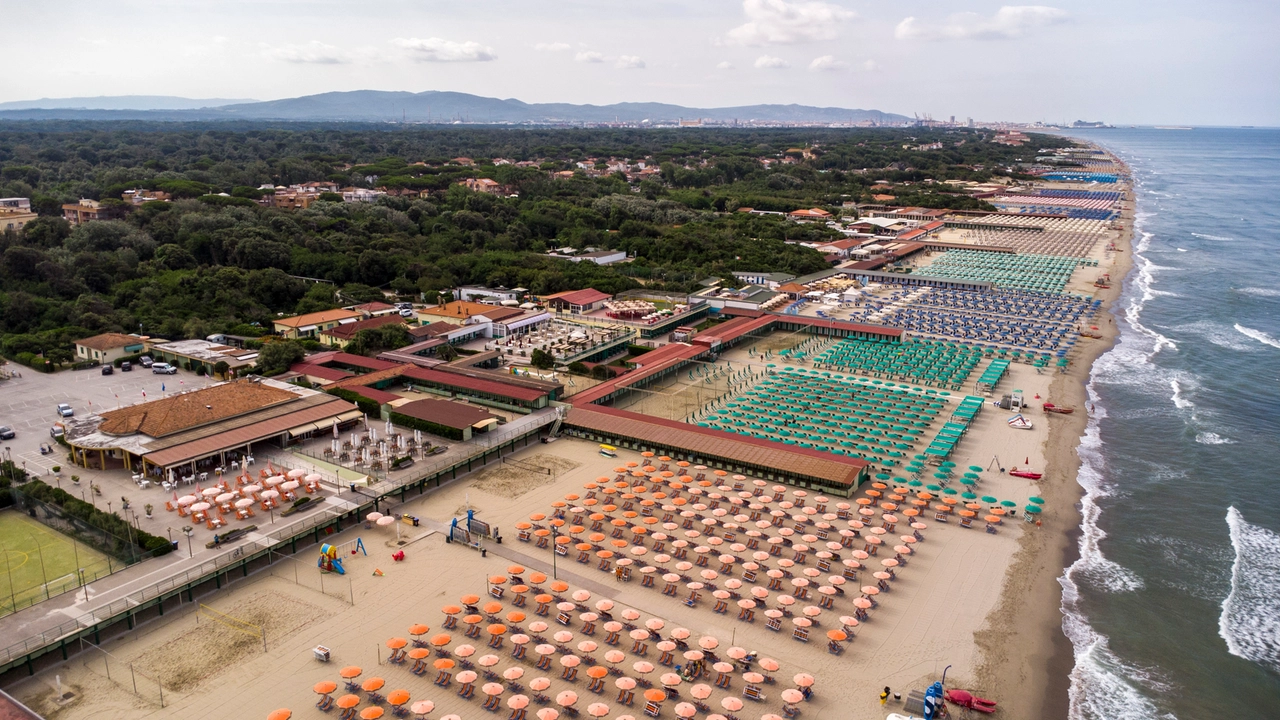 Spettacolare veduta dall’alto del litorale pisano (Foto Del Punta/ Valtriani)
