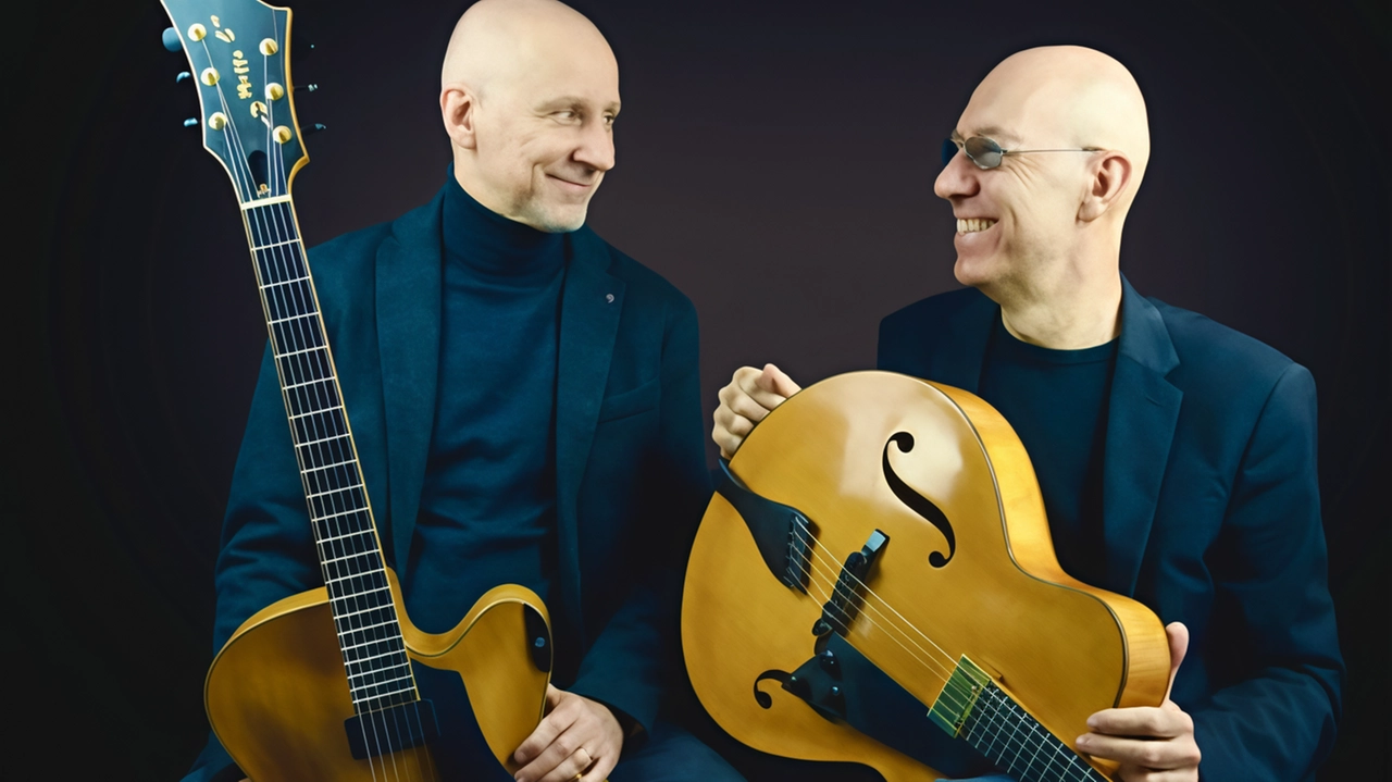 Due chitarre per il concerto del "Grey Cat" in programma domani alle 21.30 a Massa Marittima, nel giardino "Norma Parenti"....