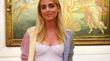Il celebre scatto che immortala l’influencer Chiara Ferragni davanti alla Venere di Botticelli agli Uffizi nel 2020 Il celebre scatto che immortala l’influencer Chiara Ferragni davanti alla Venere di Botticelli agli Uffizi nel 2020