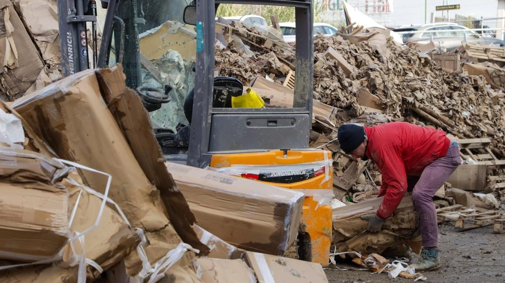 Un cumulo di detriti dopo l’alluvione dello scorso novembre (foto d’archivio). ; tra le zone più colpite ci fu l’area vicino al rio Ratto: ora è rebus su dove smaltire i fanghi Un cumulo di detriti dopo l’alluvione dello scorso novembre (foto d’archivio). ; tra le zone più colpite ci fu l’area vicino al rio Ratto: ora è rebus su dove smaltire i fanghi