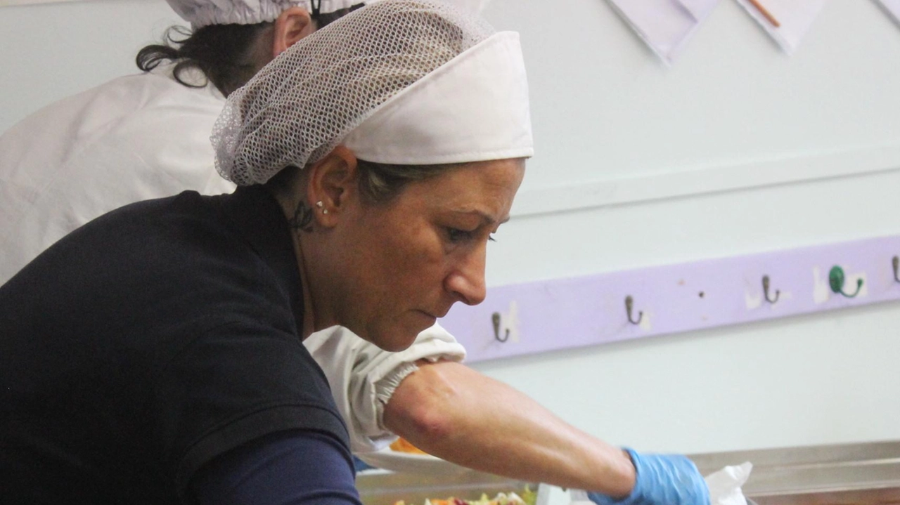 Una delle dipendenti della “Pietrasanta Sviluppo“ all’interno di una mensa scolastica del territorio comunale Una delle dipendenti della “Pietrasanta Sviluppo“ all’interno di una mensa scolastica del territorio comunale
