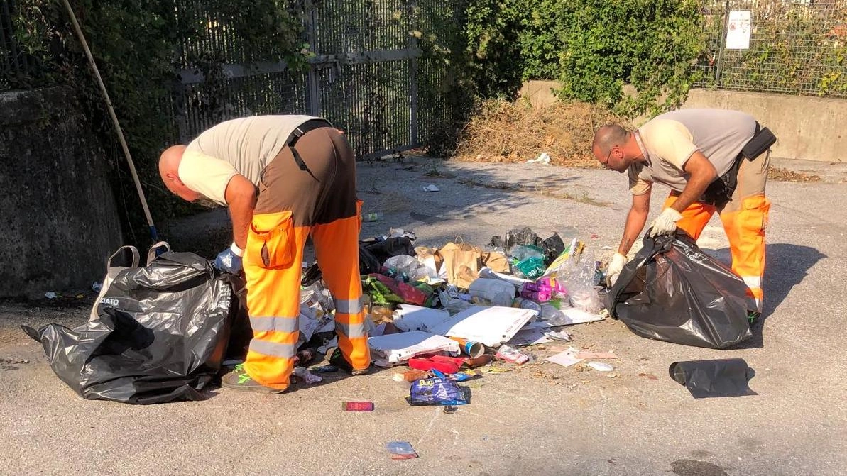 Gli operatori al lavoro per i rifiuti abbandonati nella mini isola ecologica