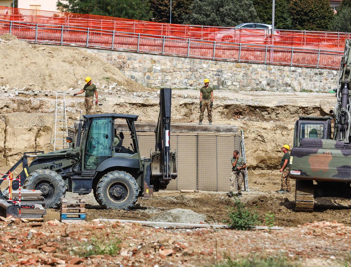 La bomba nel cantiere. È l’ora della bonifica: "Operazione complessa. Raccomando buonsenso"