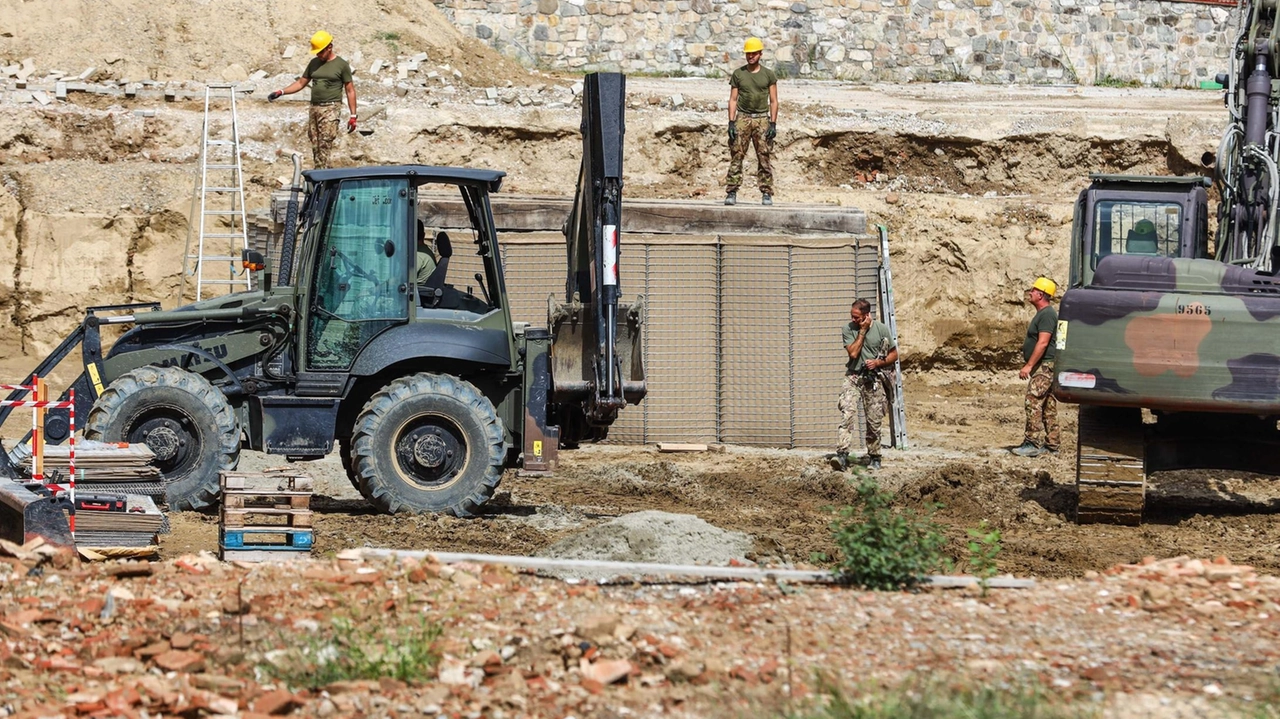 Il sindaco Mantellassi ieri sera ha fatto il punto sull’evacuazione "Grande attenzione ai più fragili, ringrazio i volontari in campo. Forze dell’ordine e Municipale in servizio contro lo sciacallaggio".