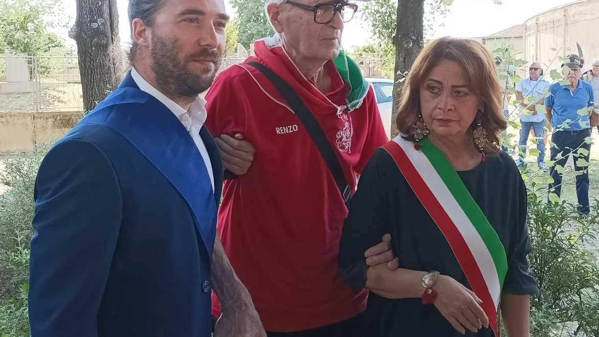 Il consigliere provinciale Matteo Giusti, il presidente onorario dell’Anpi, Renzo Corsini e la vicesindaco del comune di Pistoia, Anna Maria Celesti Il consigliere provinciale Matteo Giusti, il presidente onorario dell’Anpi, Renzo Corsini e la vicesindaco del comune di Pistoia, Anna Maria Celesti