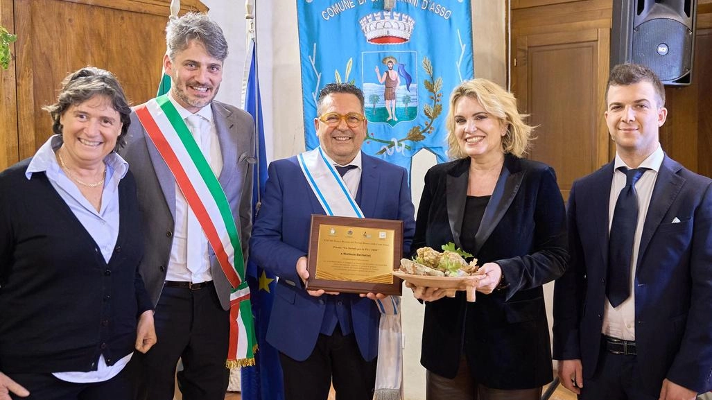 Da sinistra Saccardi, il vice sindaco Braconi, Cosseddu, Battistini e Carloni dei tartufai Da sinistra Saccardi, il vice sindaco Braconi, Cosseddu, Battistini e Carloni dei tartufai