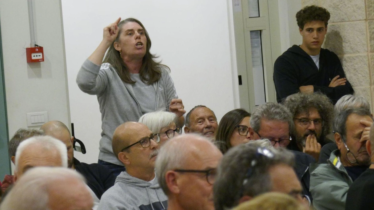 Un momento dell’assemblea sull’alluvione che si è svolta alla Misericordia di Oste la scorsa settimana con il Comune e Publiacqua Un momento dell’assemblea sull’alluvione che si è svolta alla Misericordia di Oste la scorsa settimana con il Comune e Publiacqua