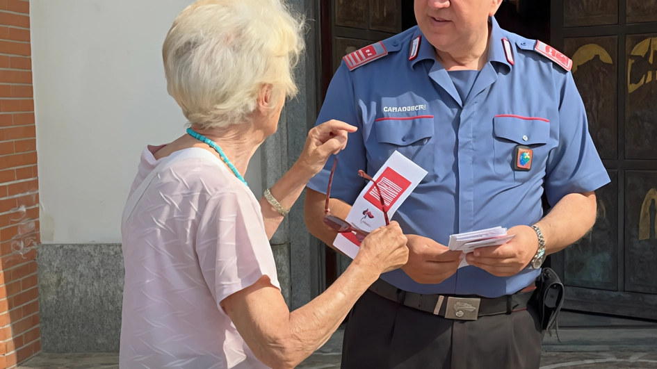 Un’anziana si rivolge a un carabiniere per non cadere nella rete dei truffatori Un’anziana si rivolge a un carabiniere per non cadere nella rete dei truffatori