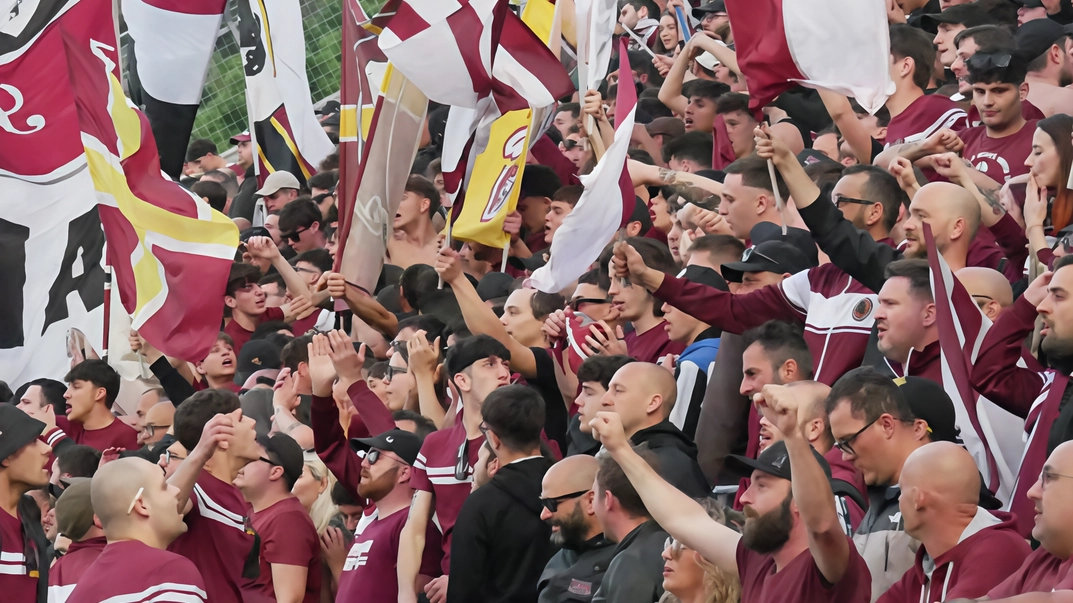 Nelle scorse settimane i tifosi della curva sud hanno tappezzato alcuni punti nevralgici della città per caldeggiare la sottoscrizione degli abbonamenti