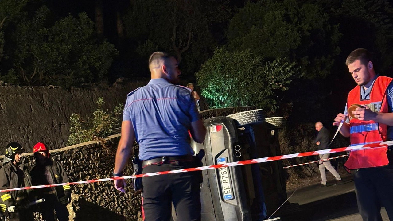 L’intervento dei carabinieri e dei Vigili del fuoco dopo l’incidente Un’auto si è ribaltata per fortuna senza danni alle persone L’intervento dei carabinieri e dei Vigili del fuoco dopo l’incidente Un’auto si è ribaltata per fortuna senza danni alle persone