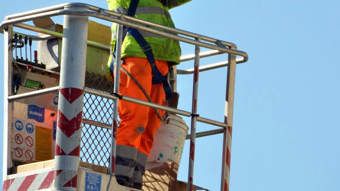 Un tecnico al lavoro (foto d’archivio)