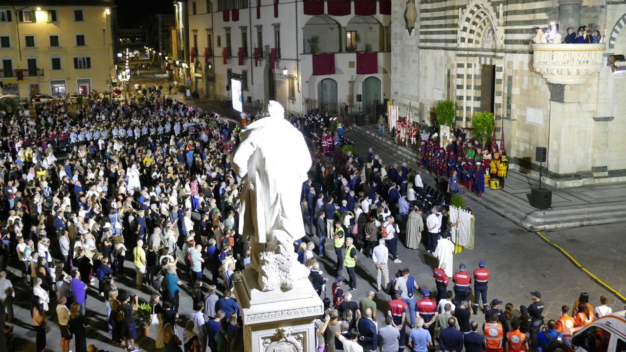 I fedeli in piazza Duomo durante l’ostensione e l’applauso finale a chiusura del rito