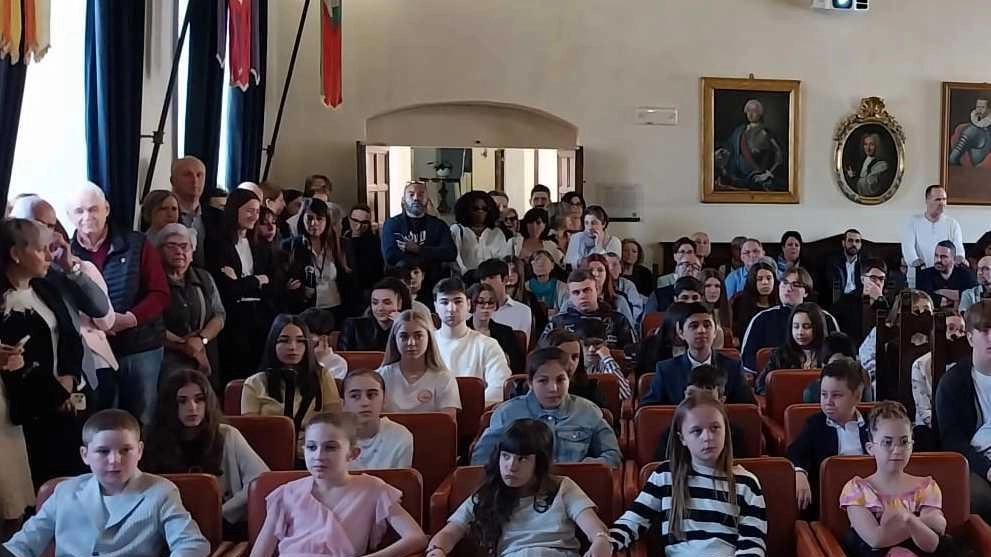 Assisi, cerimonia nella Sala della Conciliazione in memoria dell’ex assessore. Riconoscimenti agli allievi che si sono distinti anche per rispetto delle regole.