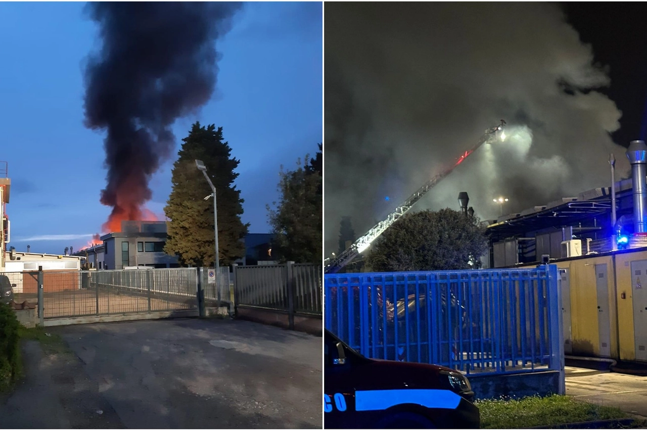 Le fiamme e a destra il fumo (foto Germogli) per il rogo alla Metalstudio di Scandicci
