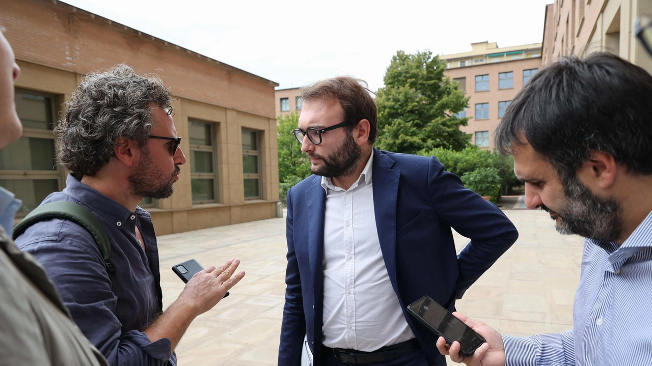 Il. sindaco Mantellassi all’uscita dall’assemblea multiutility del 23 settembre Il. sindaco Mantellassi all’uscita dall’assemblea multiutility del 23 settembre