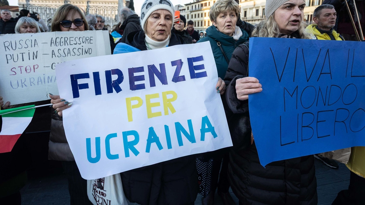 In piazza Santa Maria Novella tante bandiere azzurre e gialle. "Serve una pace giusta". Il 15 marzo a Roma iniziativa dei sindaci per chiedere la fine del conflitto: ci sarà anche Funaro. In piazza Santa Maria Novella tante bandiere azzurre e gialle. "Serve una pace giusta". Il 15 marzo a Roma iniziativa dei sindaci per chiedere la fine del conflitto: ci sarà anche Funaro.