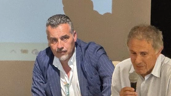 Il sindaco di Porcari, Leonardo Fornaciari, con Liano Picchi durante l’affollata assemblea pubblica di martedì sera che ha segnato la compattezza di maggioranza, opposizione e Comitati contro l’impianto di riciclo