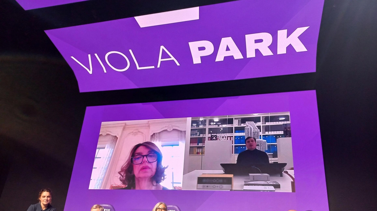 Un’immagine della conferenza al Viola Park. Collegati in video la first lady, Catherine Commisso e l’architetto progettista Marco Casamonti Un’immagine della conferenza al Viola Park. Collegati in video la first lady, Catherine Commisso e l’architetto progettista Marco Casamonti