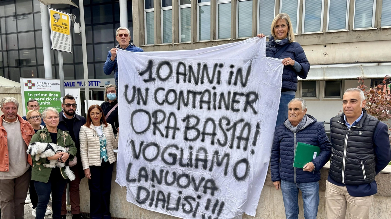 La protesta andata in scena sabato scorso davanti all’ospedale Lotti di Pontedera. La nuova dialisi è attesa ormai da 10 anni (foto Bongianni/Germogli) La protesta andata in scena sabato scorso davanti all’ospedale Lotti di Pontedera. La nuova dialisi è attesa ormai da 10 anni (foto Bongianni/Germogli)