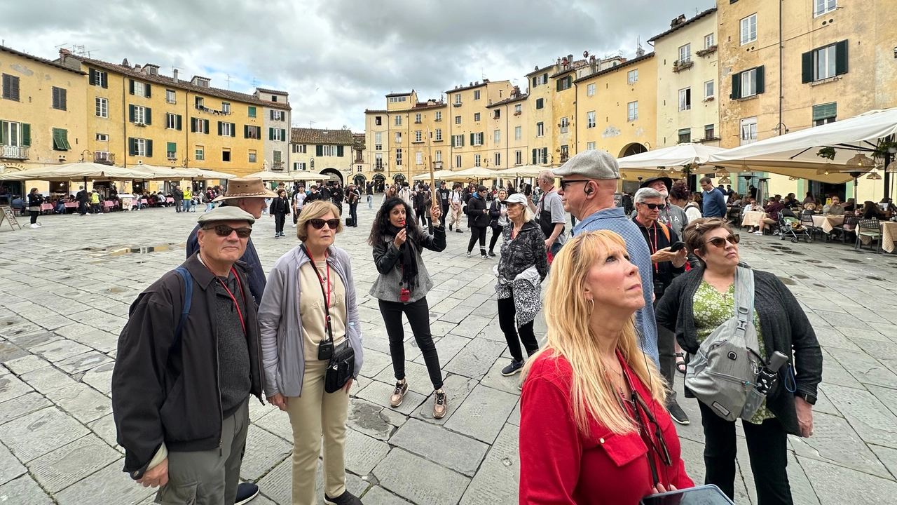 Turisti in piazza Anfiteatro (Foto di repertorio) Turisti in piazza Anfiteatro (Foto di repertorio)