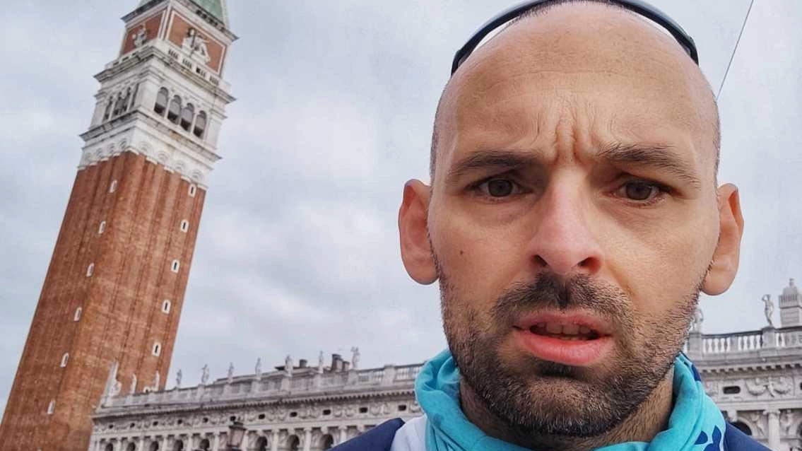 David Falciani, 39 anni, agente della Polizia municipale di Montepulciano, ha partecipato alla Maratona di Venezia David Falciani, 39 anni, agente della Polizia municipale di Montepulciano, ha partecipato alla Maratona di Venezia
