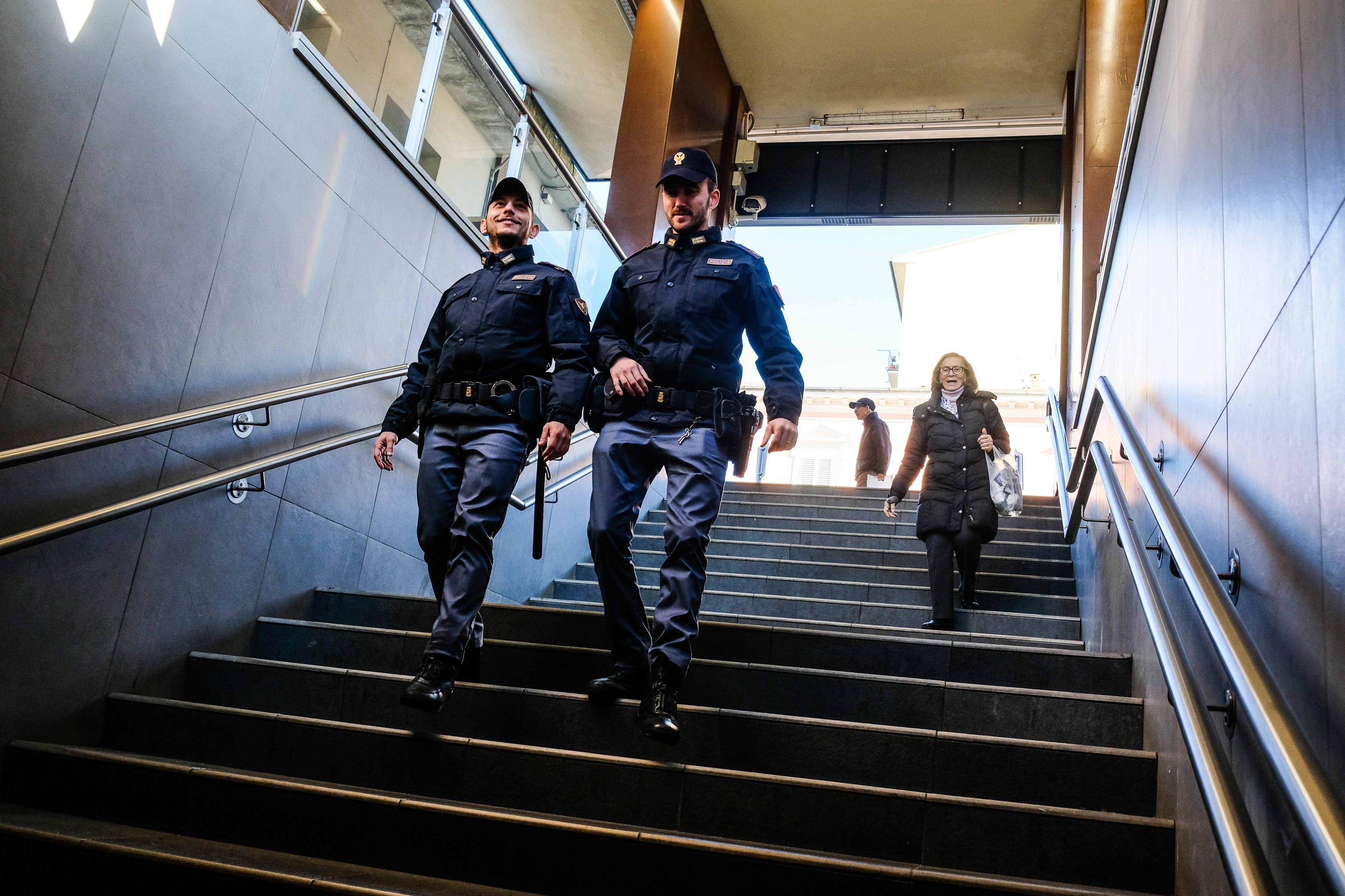Rapina una giovane donna, la fa cadere a terra e la trascina per alcuni metri