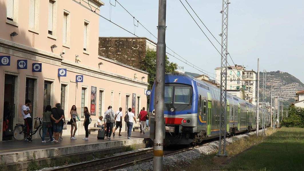 Per i pendolari. nel tratto Montecatini-Firenze ci sono ancora disagi: l’interruzione del traffico ferroviario è prevista fino a settembre, con i bus sostitutivi Per i pendolari. nel tratto Montecatini-Firenze ci sono ancora disagi: l’interruzione del traffico ferroviario è prevista fino a settembre, con i bus sostitutivi