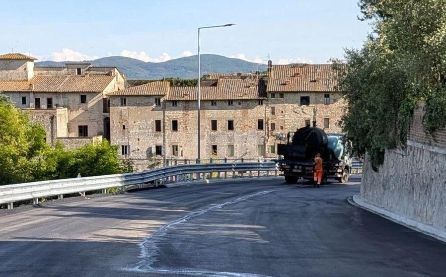 Lavori lungo via Nova. Senso unico alternato. Il rebus della viabilità