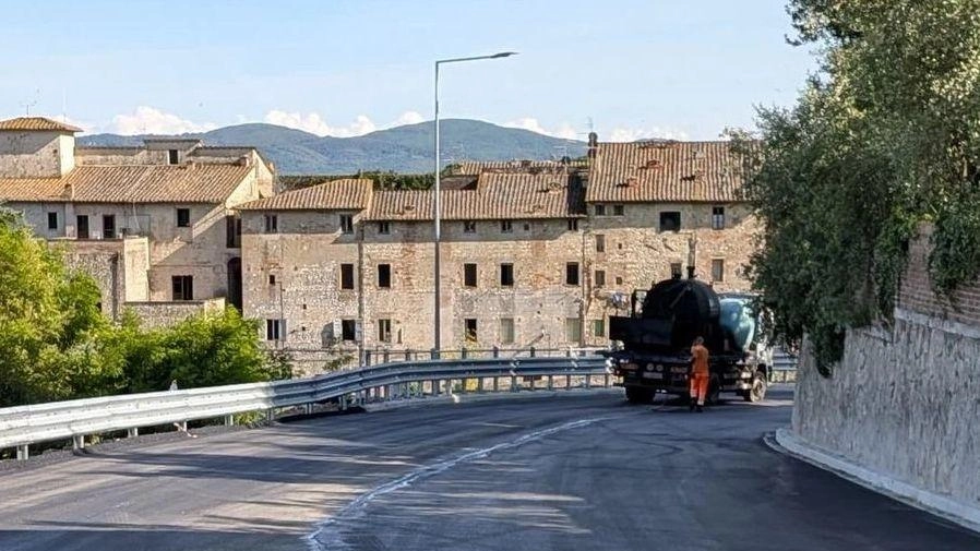 Installato da lunedì il semaforo che regola la circolazione nella strada. Resta il problema del transito dei tir e dei grandi mezzi pesanti. Installato da lunedì il semaforo che regola la circolazione nella strada. Resta il problema del transito dei tir e dei grandi mezzi pesanti.