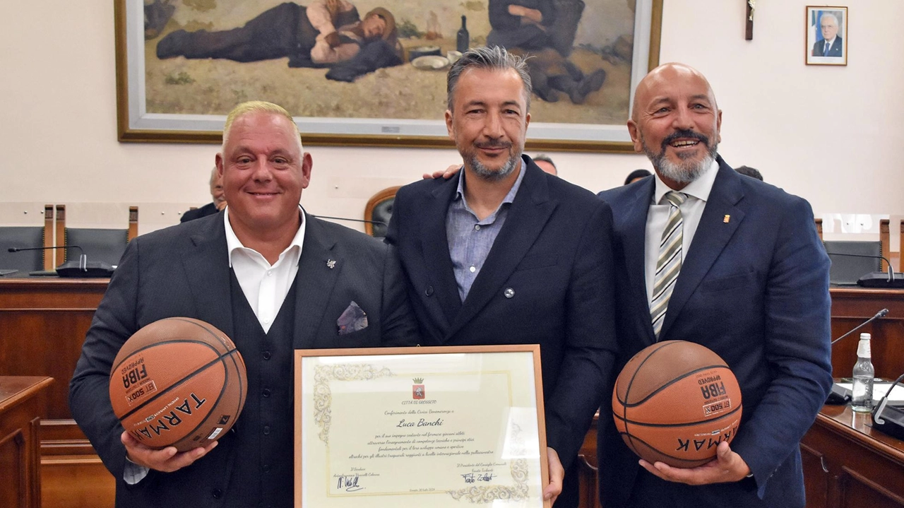Luca Banchi con la pergamena della civica benemerenza consegnata dal sindaco e dal presidente del Consiglio comunale Luca Banchi con la pergamena della civica benemerenza consegnata dal sindaco e dal presidente del Consiglio comunale