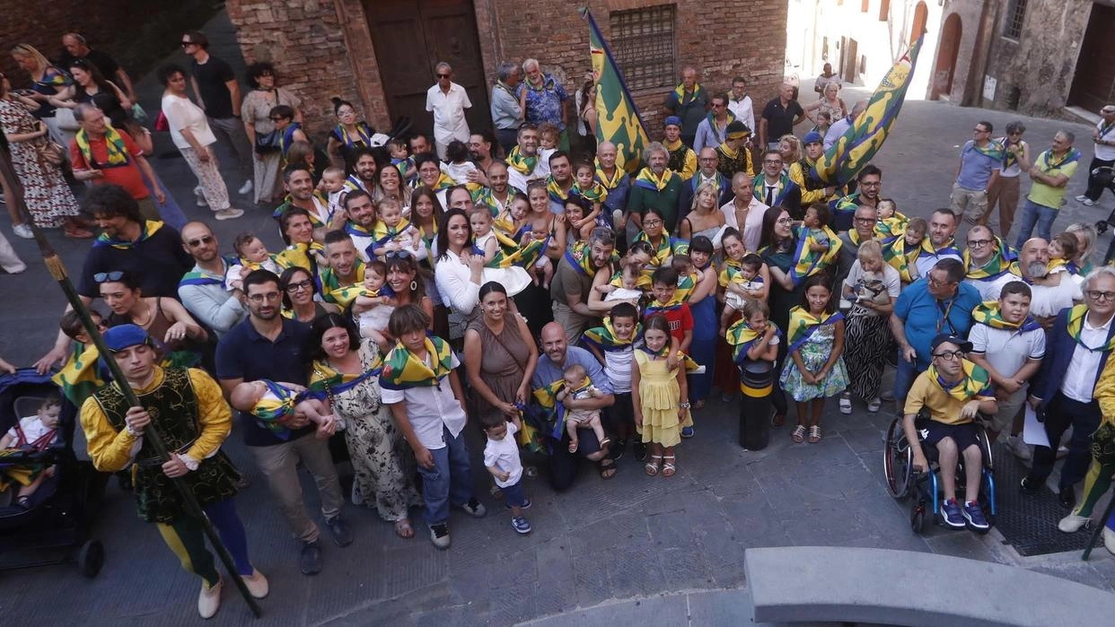 Gioia ed emozione ieri per la tradizionale cerimonia alla fontanina. Ecco l’elenco di tutti gli iniziandi. E oggi il Giro della Contrada. Gioia ed emozione ieri per la tradizionale cerimonia alla fontanina. Ecco l’elenco di tutti gli iniziandi. E oggi il Giro della Contrada.