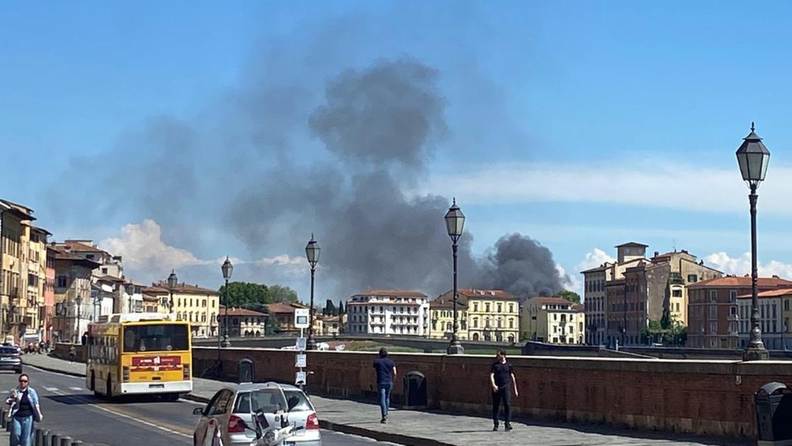 pisa incendio in via san michele degli scalzi l intervento dei vigili del fuoco