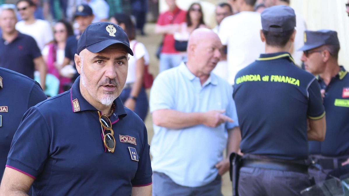 Dovrebbe arrivare entro breve a Siena, affrontando subito il Palio "Ho letto molto sulle Contrade, realtà uniche al mondo", dice. Si è occupato anche di immigrazione. Così ha salvato il piccolo Allen.