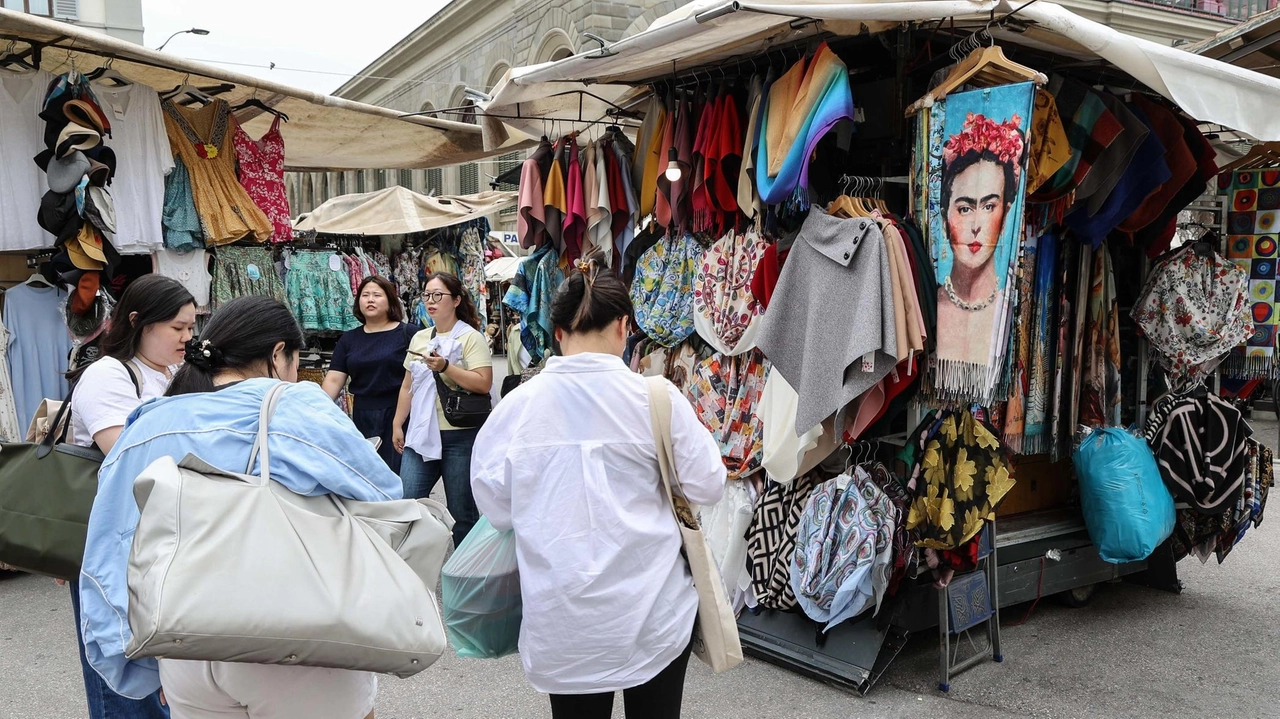 I residenti esultano: "Una scelta coraggiosa che ci viene incontro". Plauso da Camera di Commercio e Cna: "Bene un giorno di riposo". I residenti esultano: "Una scelta coraggiosa che ci viene incontro". Plauso da Camera di Commercio e Cna: "Bene un giorno di riposo".