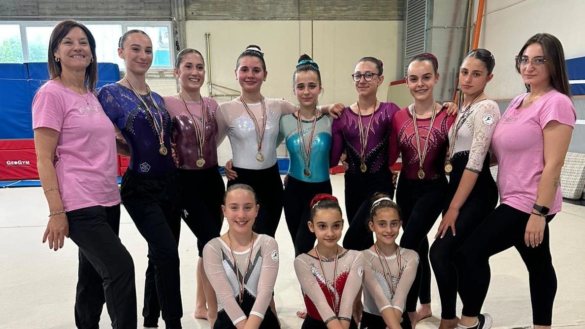 Atlete e allenatrici impegnate nelle gare regionali che si sono svolte a Montevarchi Atlete e allenatrici impegnate nelle gare regionali che si sono svolte a Montevarchi