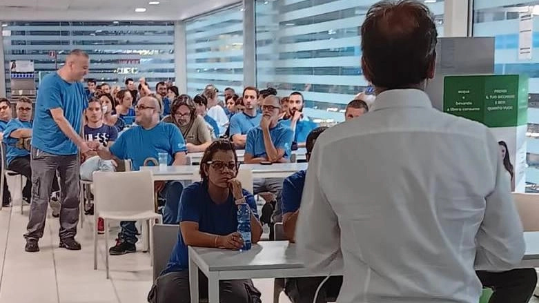 L’assemblea di Fiom, Fim e Uilm che si è tenuta ieri l’altro sul rinnovo del contratto aziendale. Raggiunta l’intesa su alcuni punti L’assemblea di Fiom, Fim e Uilm che si è tenuta ieri l’altro sul rinnovo del contratto aziendale. Raggiunta l’intesa su alcuni punti