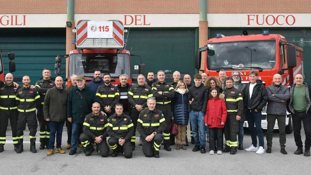 Messa di Santa Barbara a Pistoia: premiata Nora Del Ministro, orfana di un vigile del fuoco scomparso. Emozione e riconoscimenti per la famiglia. Messa di Santa Barbara a Pistoia: premiata Nora Del Ministro, orfana di un vigile del fuoco scomparso. Emozione e riconoscimenti per la famiglia.