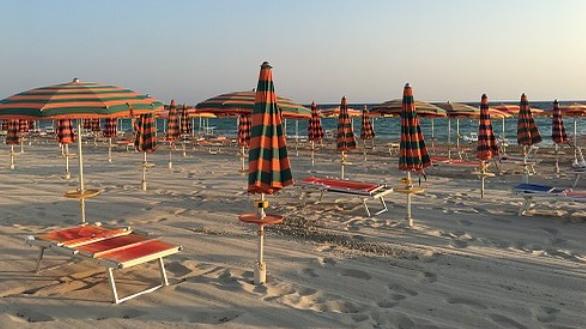 spiagge deserte turisti in fuga dal caro prezzi gassmann gli stabilimenti balneari hanno esagerato