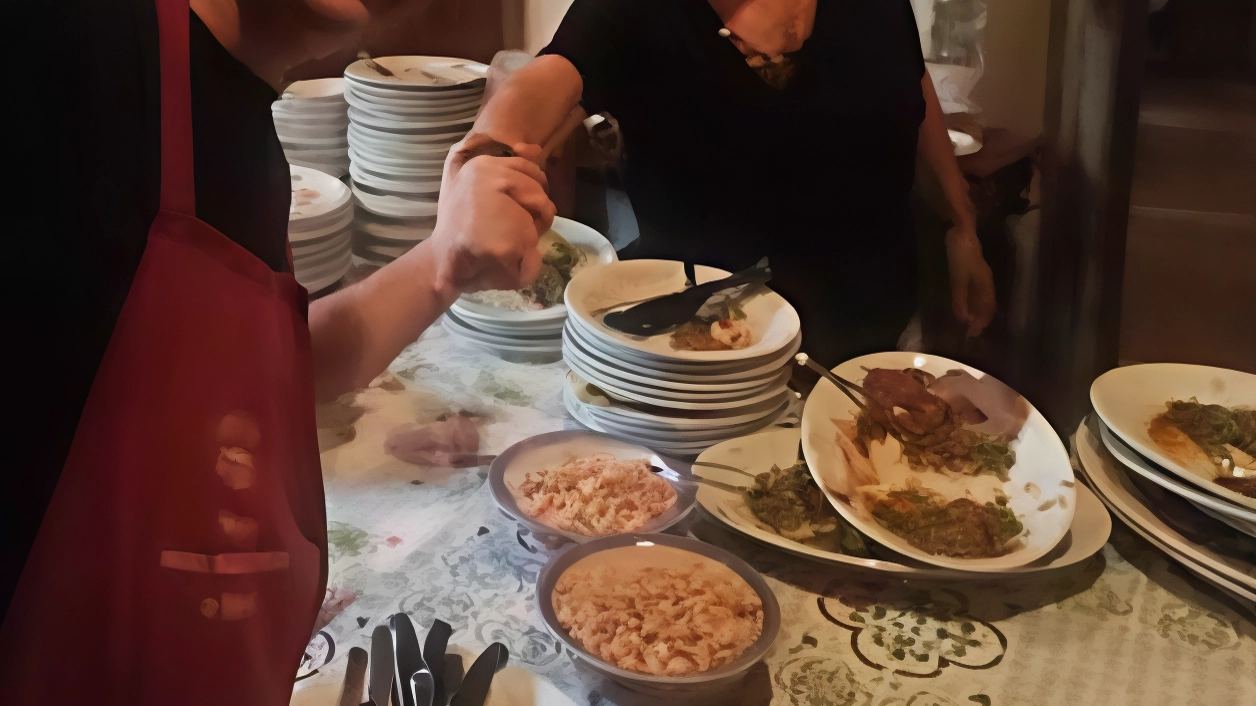 Tradizionale pranzo dei Bifolchi al Santuario di Pietracupa a San Donato: oltre 200 persone partecipano all'evento centenario, con piatti preparati da soli uomini e legati alla cultura religiosa locale. Tradizionale pranzo dei Bifolchi al Santuario di Pietracupa a San Donato: oltre 200 persone partecipano all'evento centenario, con piatti preparati da soli uomini e legati alla cultura religiosa locale.