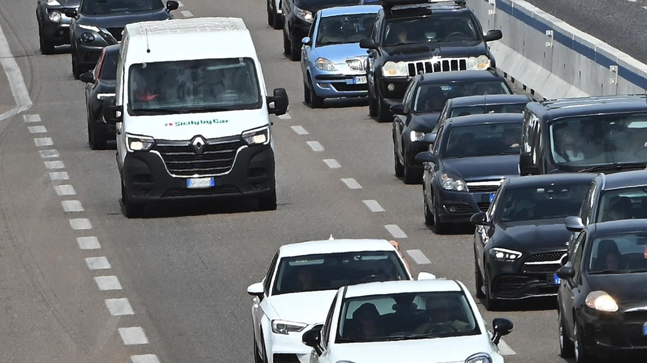 1Affrontare un viaggio in auto, soprattutto se lungo, deve essere conforevole e bisogna essere attrezzati nel miglior moodo possibile. Che... 1Affrontare un viaggio in auto, soprattutto se lungo, deve essere conforevole e bisogna essere attrezzati nel miglior moodo possibile. Che...