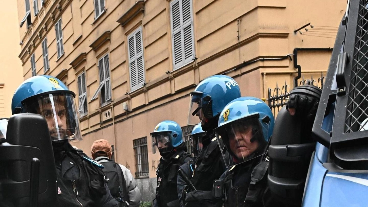 Un lungo elenco di firmatari si è rivolto a prefetto, questore e sindaco. Lo scopo è revocare il via libera alla manifestazione di estrema destra. "Se proprio non sarà possibile almeno si evitino sfilate per la città". Un lungo elenco di firmatari si è rivolto a prefetto, questore e sindaco. Lo scopo è revocare il via libera alla manifestazione di estrema destra. "Se proprio non sarà possibile almeno si evitino sfilate per la città".