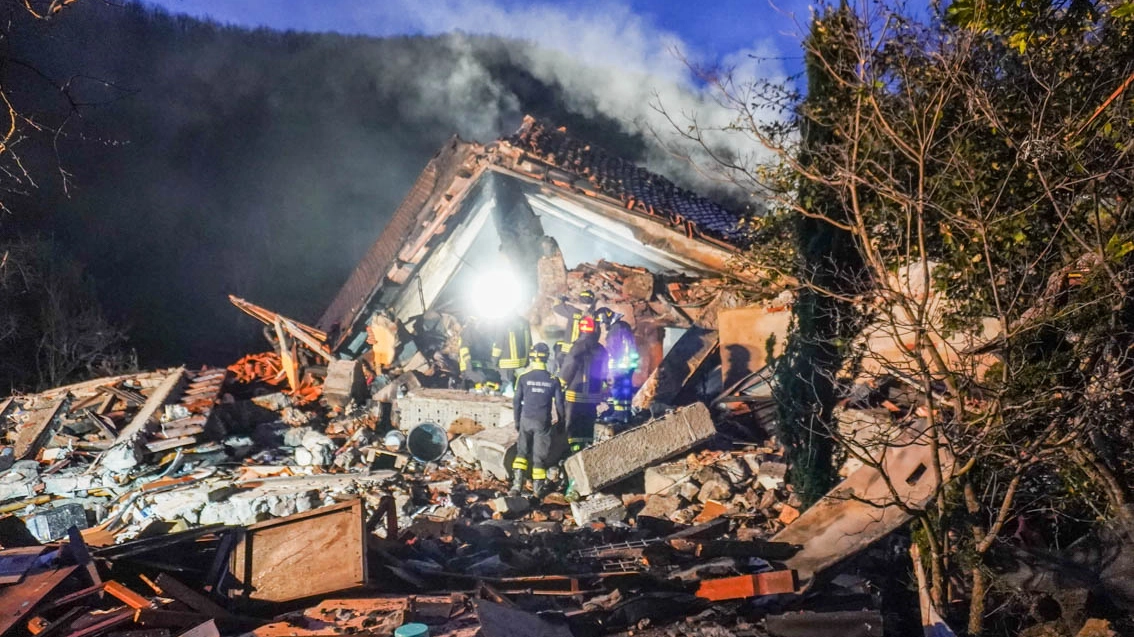 I resti della villetta esplosa a Molazzana (foto Borghesi)