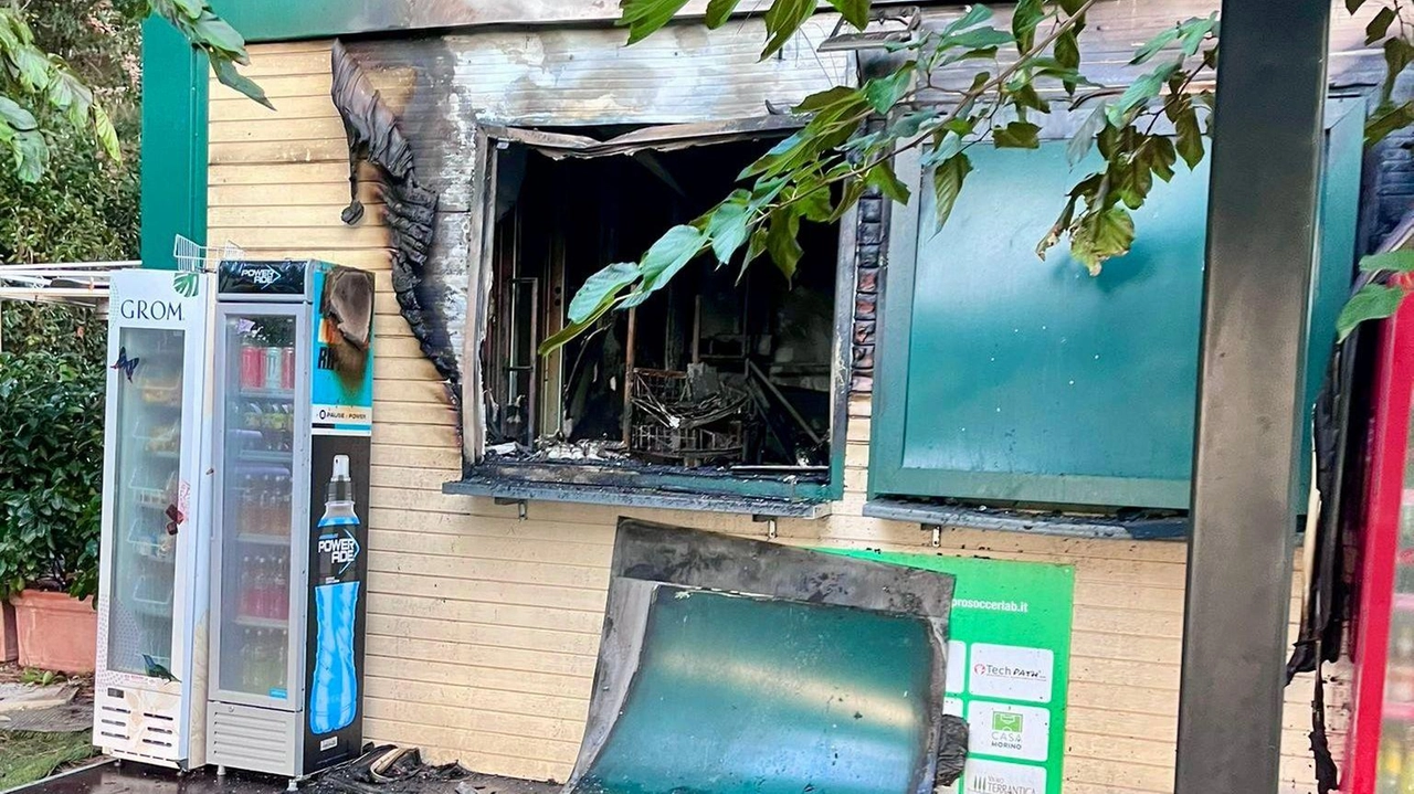 Un corto circuito alla macchinetta del caffè ha generato le fiamme che hanno distrutto il chiosco bar della società Pro Soccer Un corto circuito alla macchinetta del caffè ha generato le fiamme che hanno distrutto il chiosco bar della società Pro Soccer