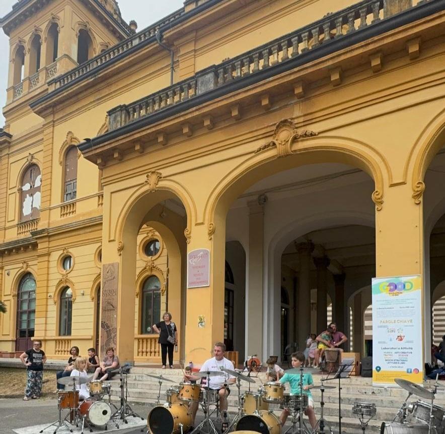 https://www.lanazione.it/image-service/view/acePublic/alias/contentid/N2U3YjM0OWUtZmZkMS00/0/luci-accese-per-la-festa-della-musica.jpeg