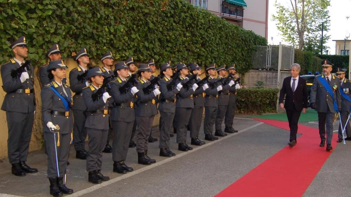 Un momento della cerimonia per il 251° anniversario di fondazione della Guardia di Finanza: il Prefetto di Spezia Andrea Cantadori passa in rassegna il picchetto dei militari delle Fiamme Gialle Un momento della cerimonia per il 251° anniversario di fondazione della Guardia di Finanza: il Prefetto di Spezia Andrea Cantadori passa in rassegna il picchetto dei militari delle Fiamme Gialle