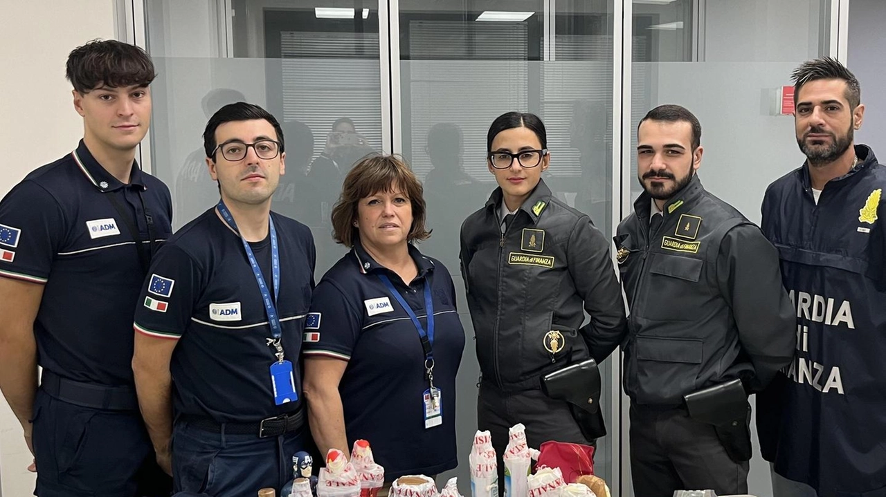 Il carico di droga nel bagaglio in stiva, nascosto in flaconi di shampoo e creme