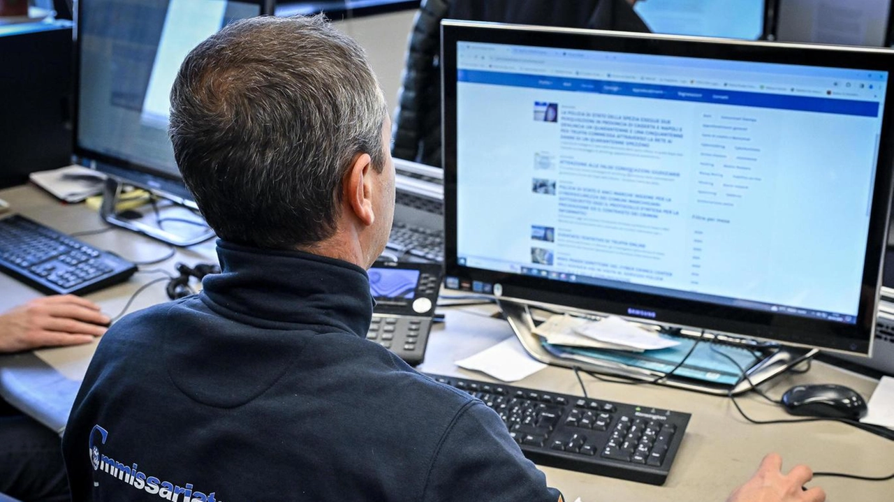 La ragazza pensava di parlare con la polizia postale, in realtà era un truffatore senza scrupoli. Ora delle vicenda si occupa la vera polizia postale cui è stata fatta denuncia La ragazza pensava di parlare con la polizia postale, in realtà era un truffatore senza scrupoli. Ora delle vicenda si occupa la vera polizia postale cui è stata fatta denuncia