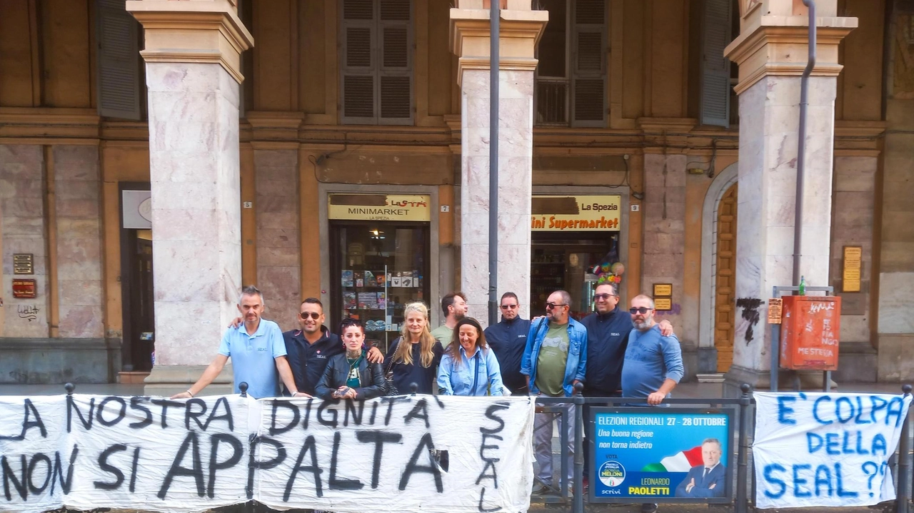 In alto, un bus del trasporto pubblico e. un presidio dei lavoratori (foto d’archivio) In alto, un bus del trasporto pubblico e. un presidio dei lavoratori (foto d’archivio)