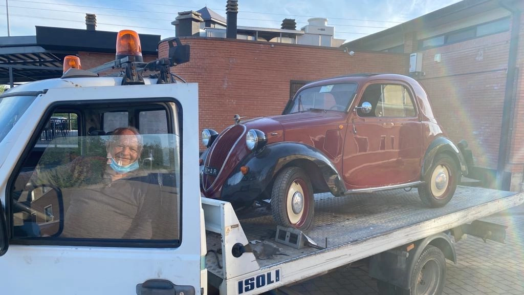 Fabio Sabbioni al volante del carroattrezzi. Il Guinness dei primati ha certificato ancora una volta che è lui il meccanico più vecchio del mondo Fabio Sabbioni al volante del carroattrezzi. Il Guinness dei primati ha certificato ancora una volta che è lui il meccanico più vecchio del mondo