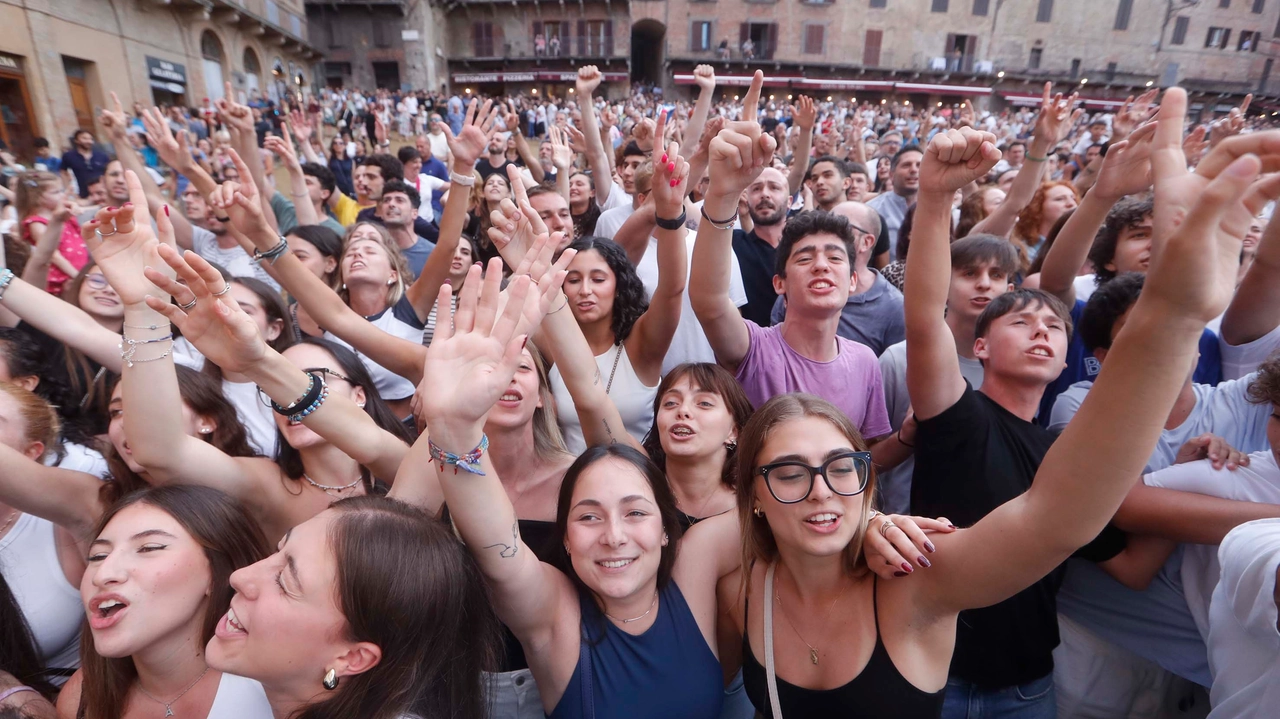 Sempre grande emozione in piazza del Campo per l'estrazione delle contrade (Foto Lazzeroni) Sempre grande emozione in piazza del Campo per l'estrazione delle contrade (Foto Lazzeroni)